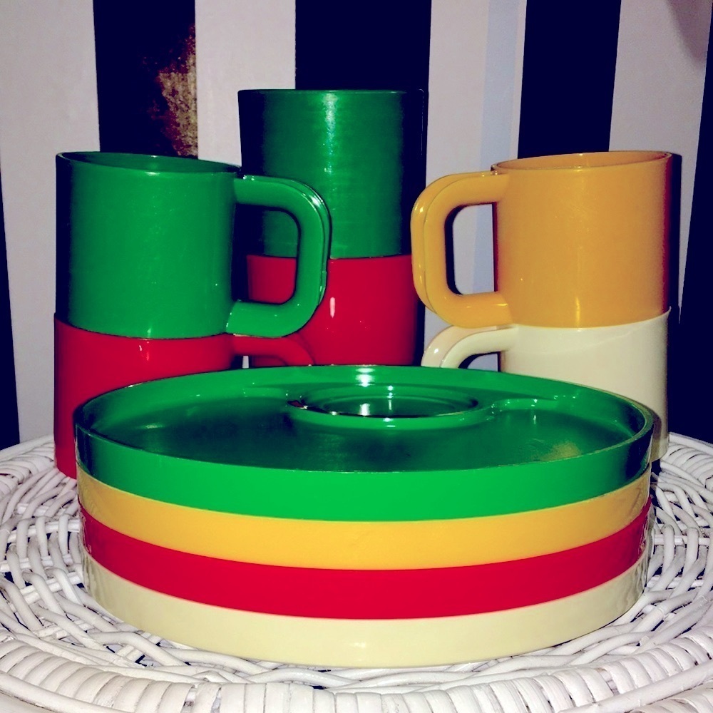 10 Piece Vintage Ingrid Picnic Set Stackable Snack Plates/Cups For RV/Pool/Boat